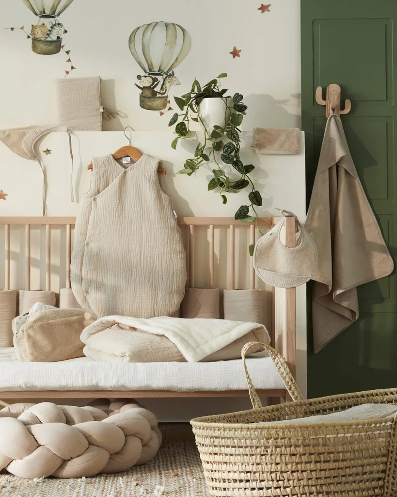 Photo d'une chambre avec des vêtements de bain pour bébé