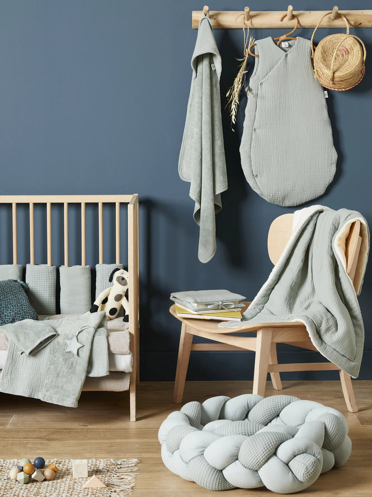 Photo d'une salle avec des vêtements de bain pour bébé