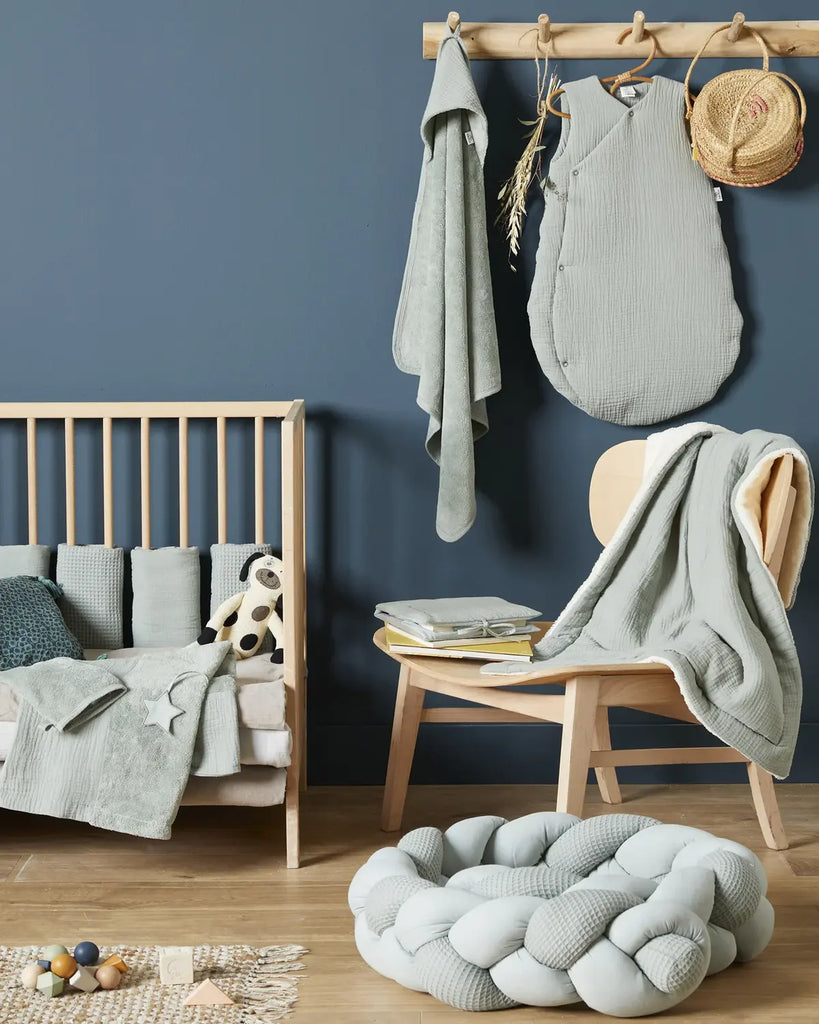 Photo d'une chambre avec différents vêtements de bain vert de gris