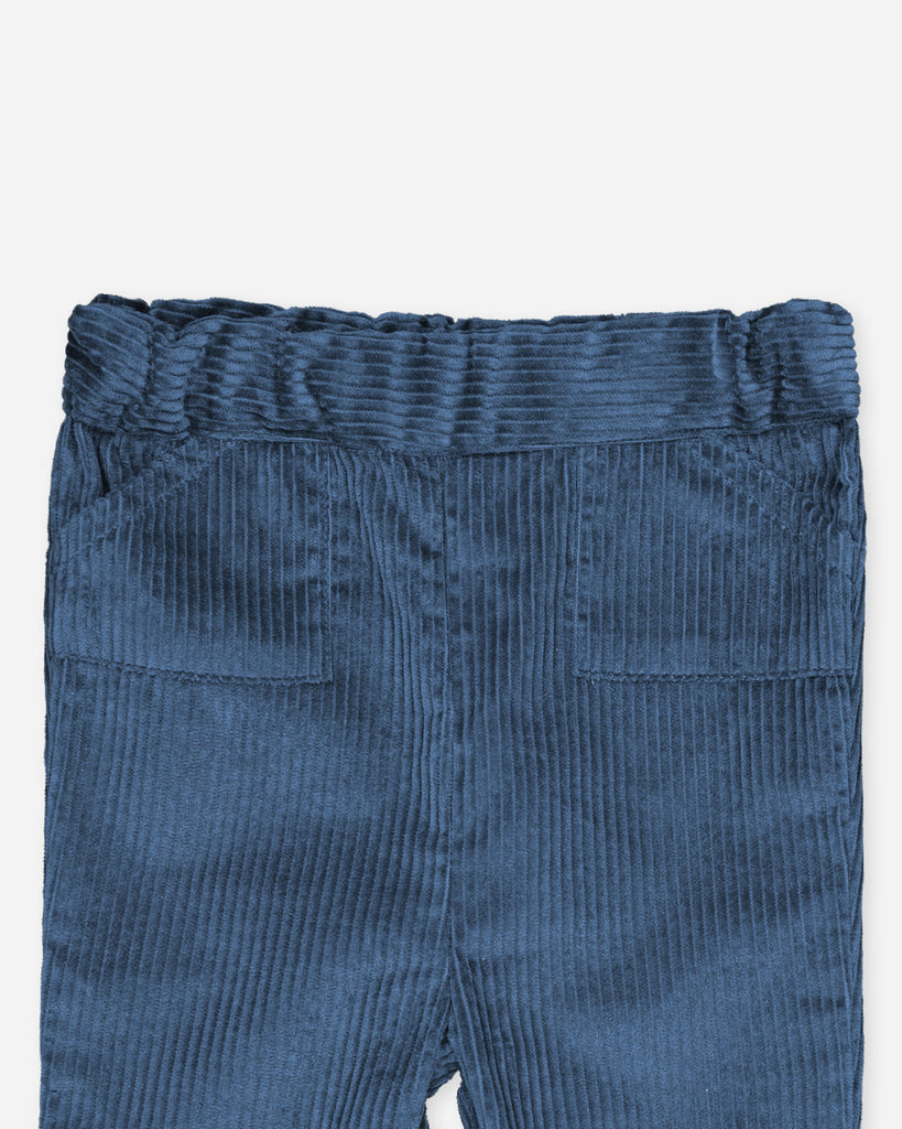 Zoom du pantalon bébé en velours côtelé bleu de la marque Bobine Paris.