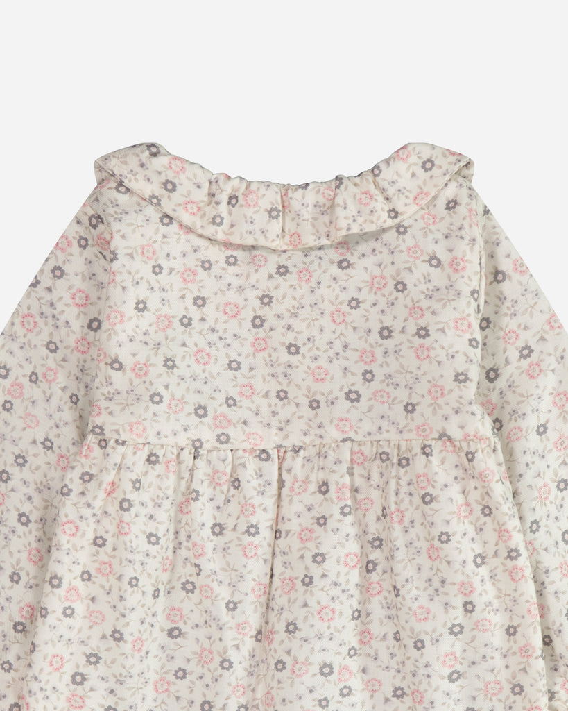 Zoom sur le col claudine de la blouse fleurie rose et gris vue de dos.