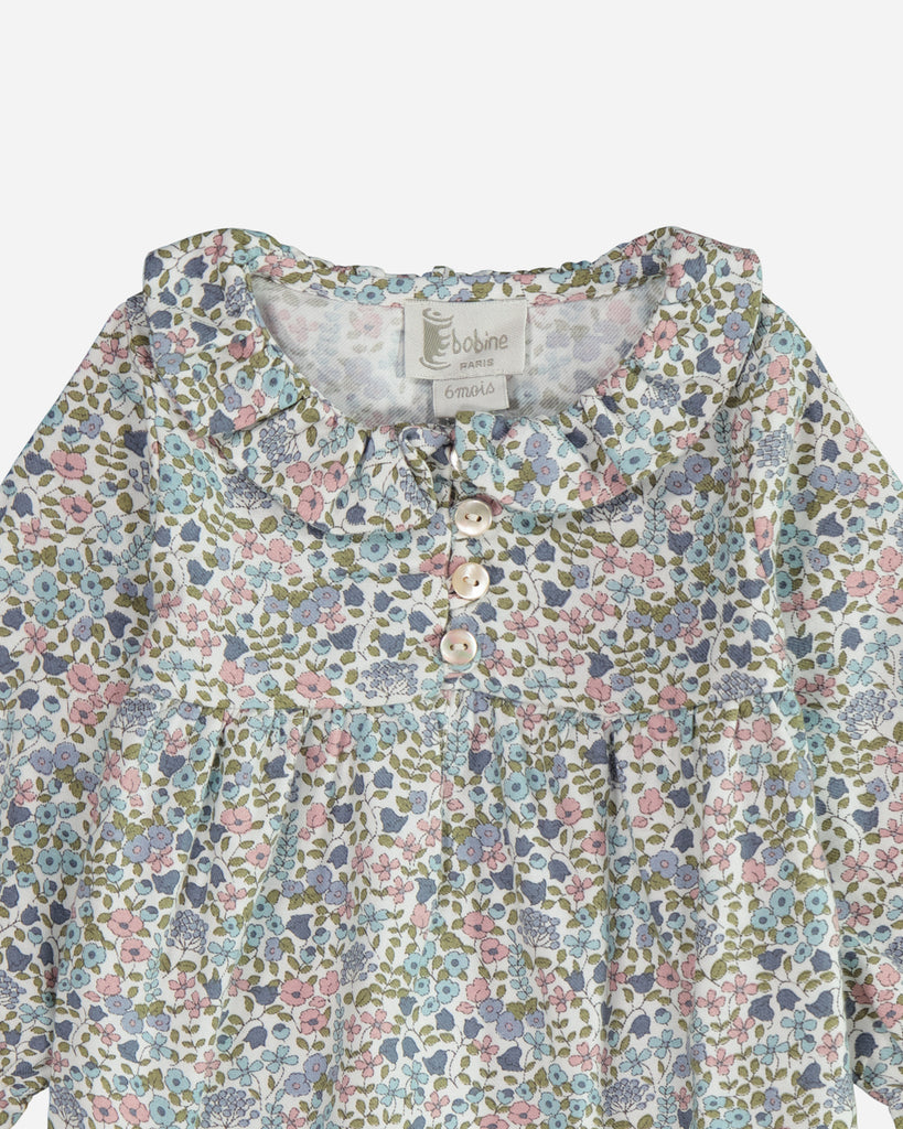 Zoom sur le col claudine de la blouse ava fleurie bleu.