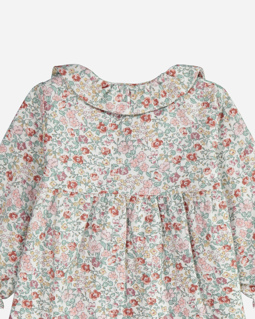 Zoom sur le col claudine de la blouse fleurie émeraude et rose vue de dos.