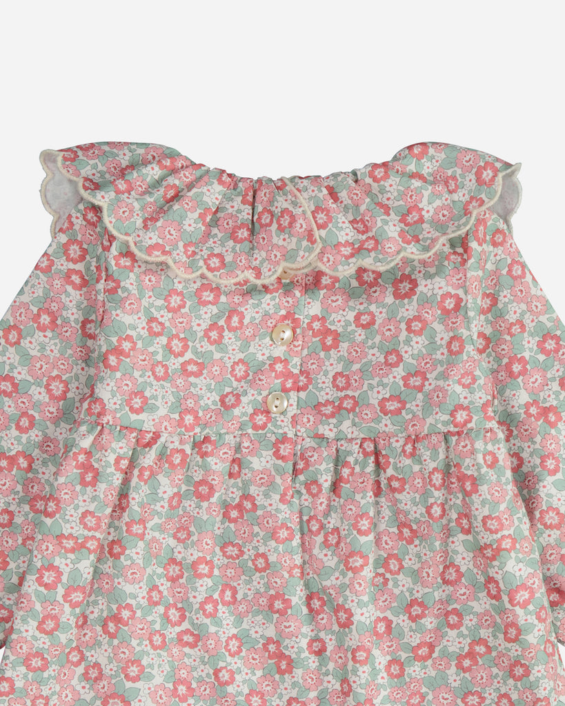 Zoom sur le col volanté de la blouse fleurs rouges et émeraudes vue de dos.