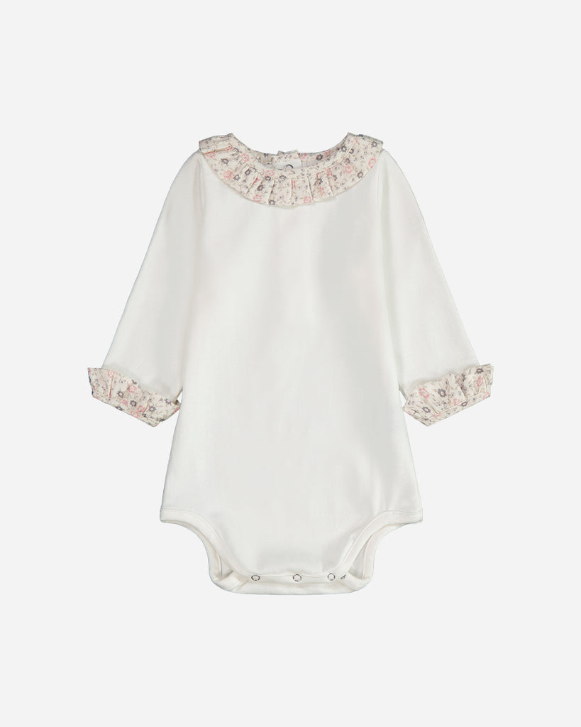 Body bébé blanc avec le col et le bout des manches fleuri gris et rose.