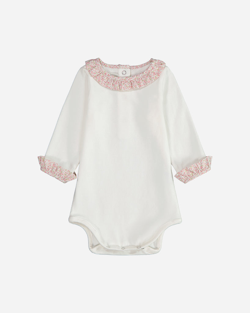 Body bébé blanc avec le col et le bout des manches fleuri rose.