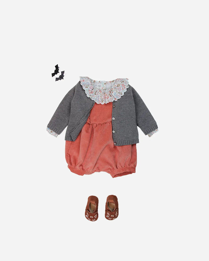 Look pour bébé "Chiara" composé d'une blouse fleurie, d'une salopette rose et d'un gardigan gris de la marque Bobine Paris