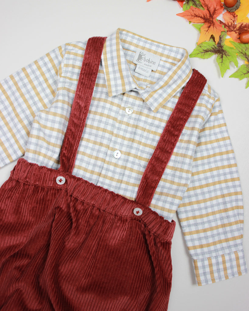 Bloomer rouge accompagné d'une chemise à carreaux bleu et orange