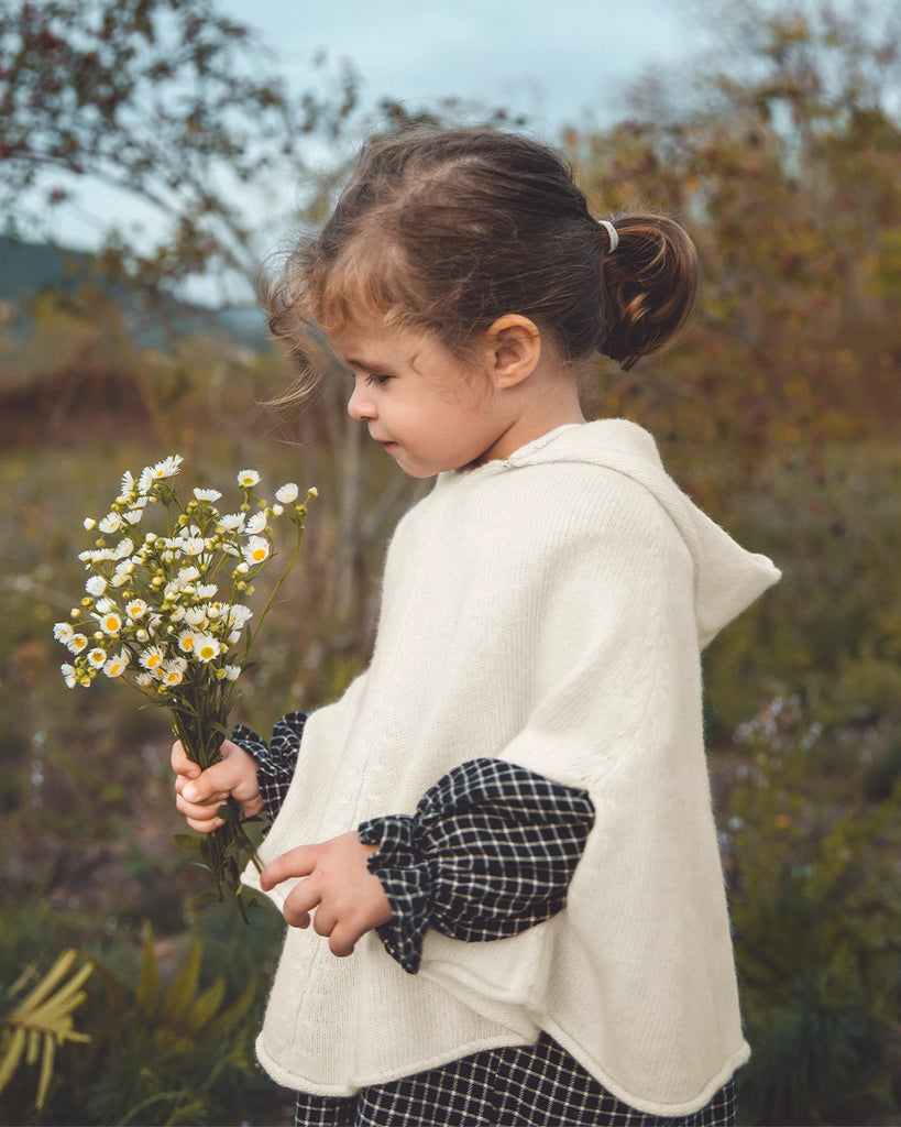 Poncho capuche bébé laine et cachemire écru porté petite fille