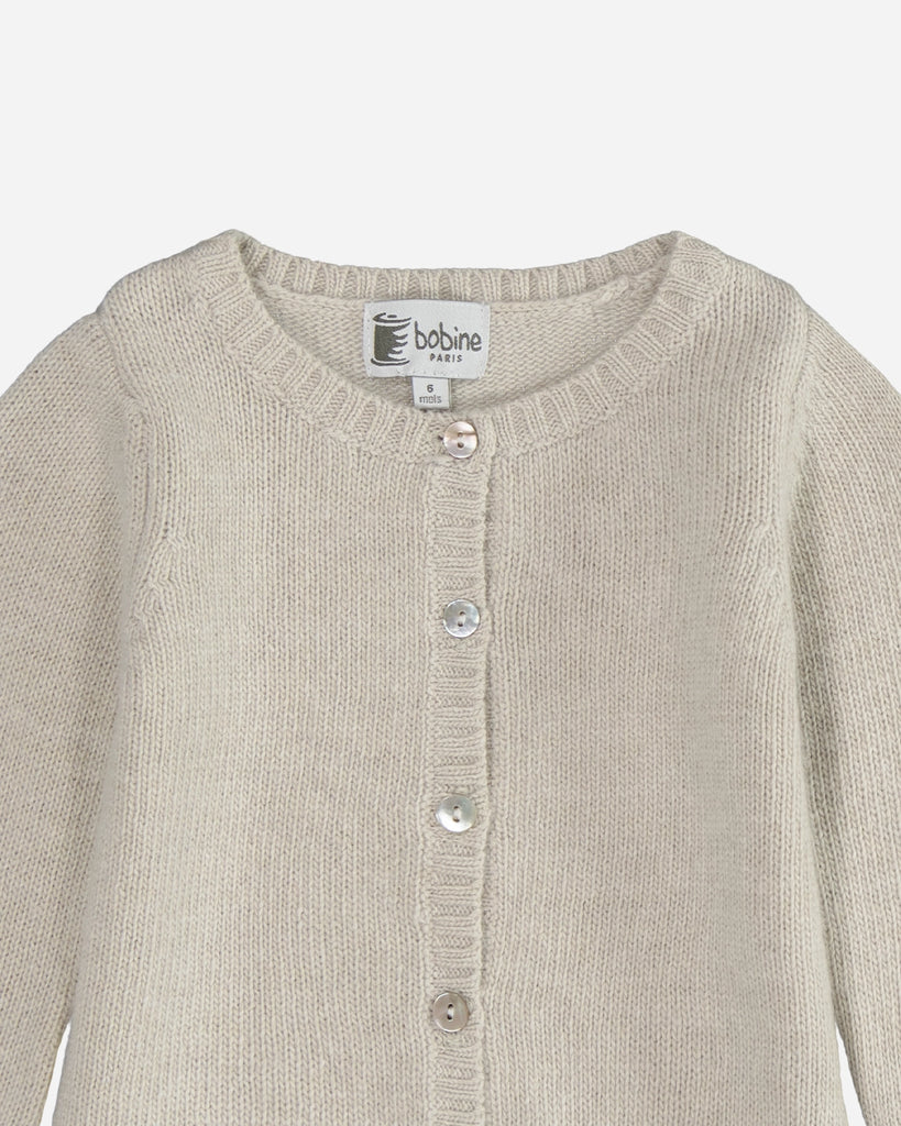 Cardigan bébé col rond beige layette zoom face