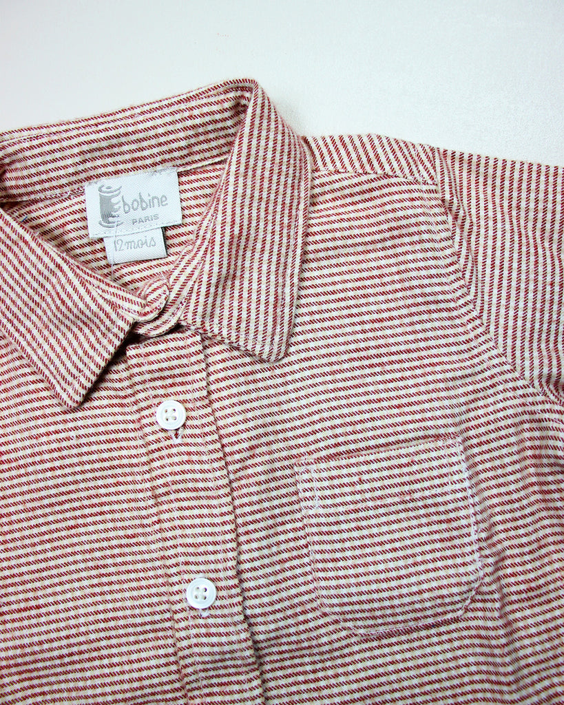 Zoom du col de la chemise à carreaux rouges pour bébé garçon de la marque Bobine Paris.