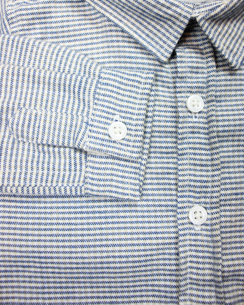 Zoom de la manche de la chemise bébé à petits carreaux bleu et gris de la marque Bobine Paris